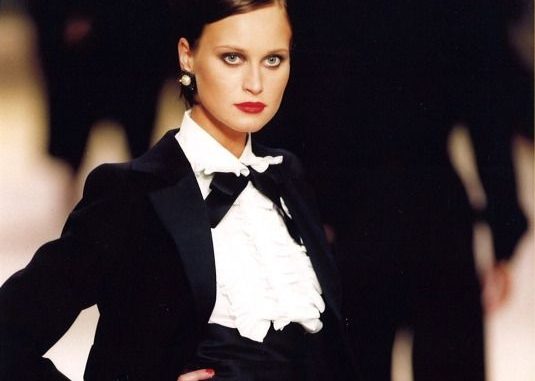 Donna-in-smoking
