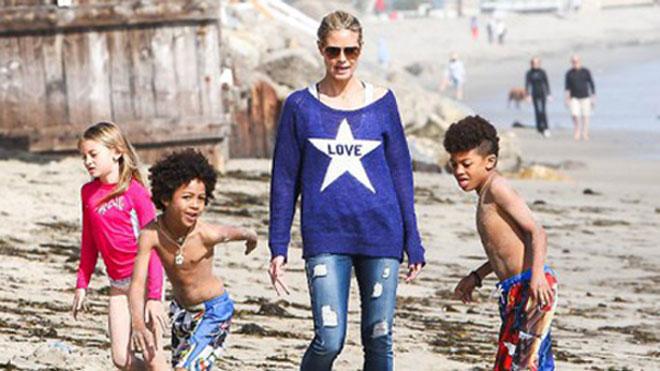 Heidi Klum al mare con i figli | Foto tratta da <a href="http://www.ogginotizie.it/229580-heidi-klum-a-039-mamma-eroinaa-039-alle-hawaii-sfida-le-onde-e-salva-il-figlio/#.UhIyYxbfB1s">Oggi Notizie</a> Heidi Klum al mare con i figli