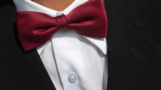 cravatta-farfalla-rossa-sulla-camicia-bianca-30807271