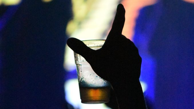 ic.2 bicchiere di birra_Inna cantina e beer brodaz_san patrizio_orion