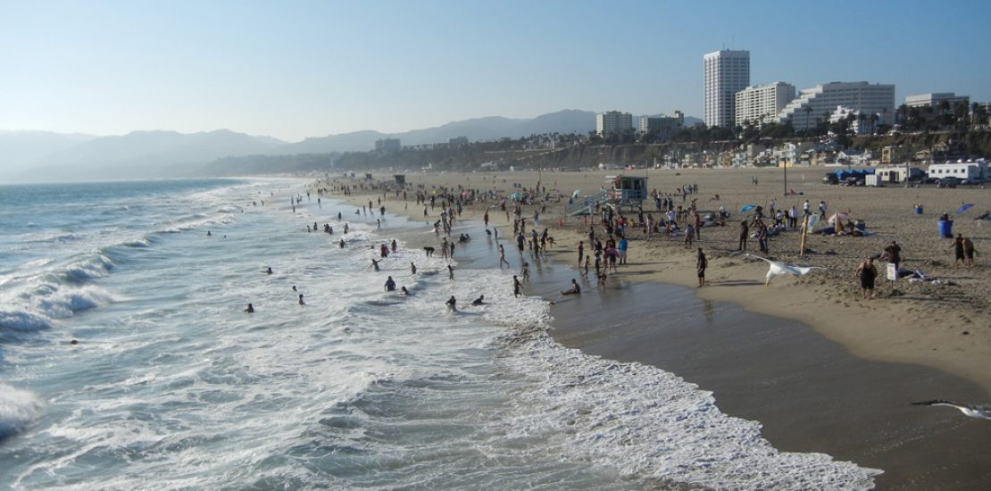 La spiaggia di Santa Monica, California, osservata dal pontile
